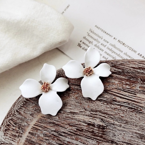 Jewelry - White floral earrings